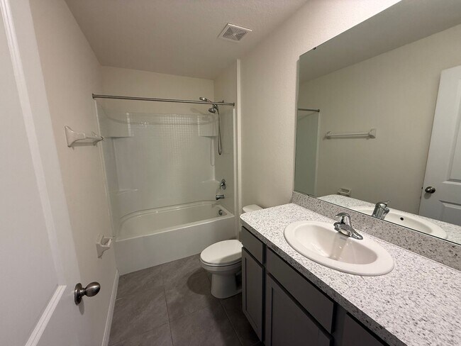 Building Photo - Newly built 3 bedroom home in a quiet Cul-...