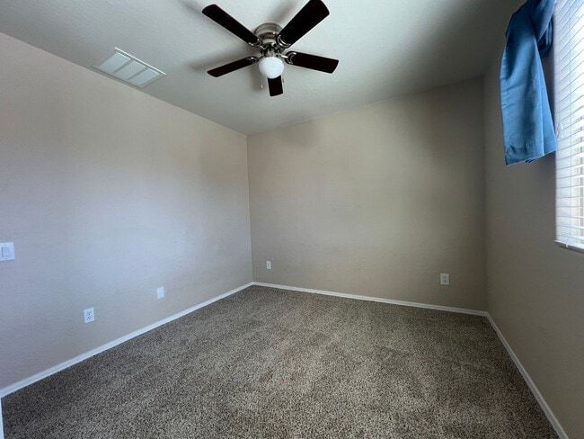 Building Photo - Ray & Signal Butte 4 Bedroom + loft/den
