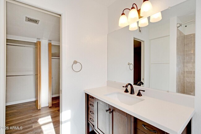 Building Photo - 1036 E Geneva Dr