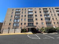 Building Photo - Light-filled Contemporary 1 Bedroom 1 Bath...