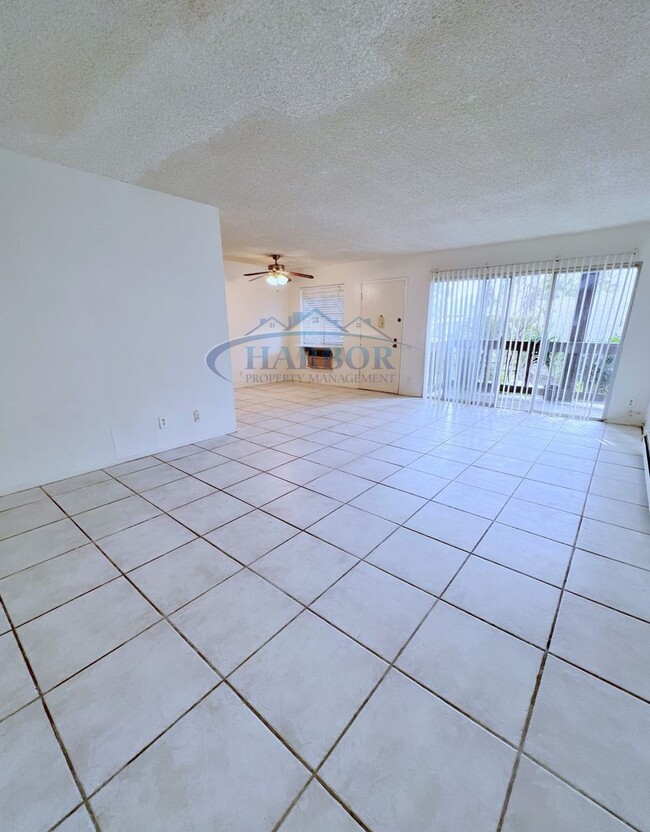 Building Photo - Stylish Condo with Pool, Fitness Center & ...