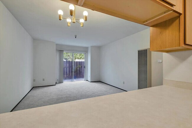 Building Photo - 106 Vista Prieta Ct