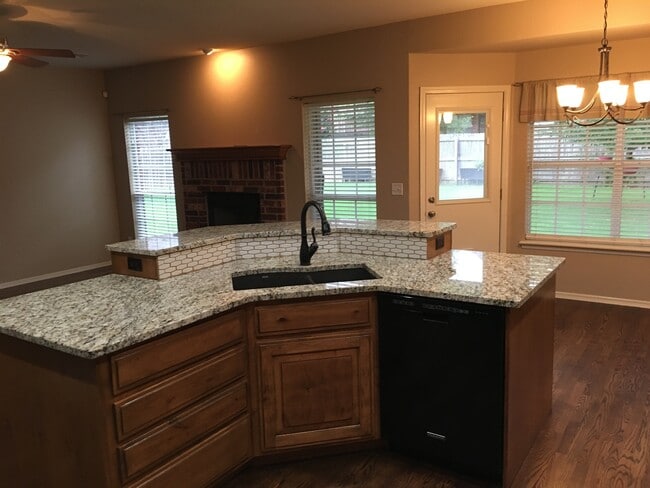 Building Photo - 4201 W Kent St