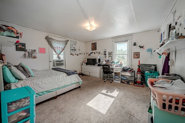 Building Photo - 3 Bedroom/ 1.5 Bathroom House -Near WVU Ma...