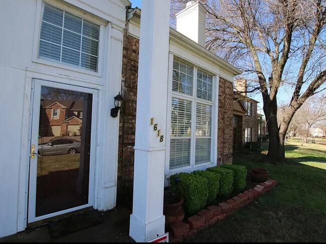 Building Photo - 1618 Beach Ln