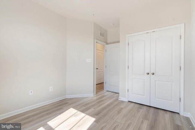 Building Photo - 5911 Garden Walk Dr