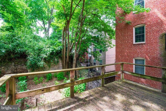 Building Photo - 316 S 43rd St