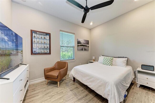 Building Photo - 2322 5th St E