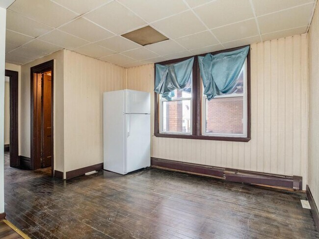 Building Photo - 1418 Lenz Ave