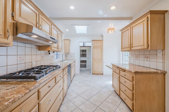 Building Photo - 620 S Gertruda Ave