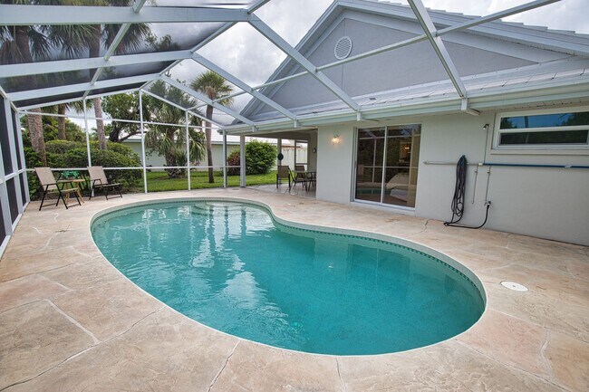 Building Photo - Seasonal Short-Term 2 Bed 2 Bath Heated Pool Villa with a Den in Harrington Lakes at Planation Go...