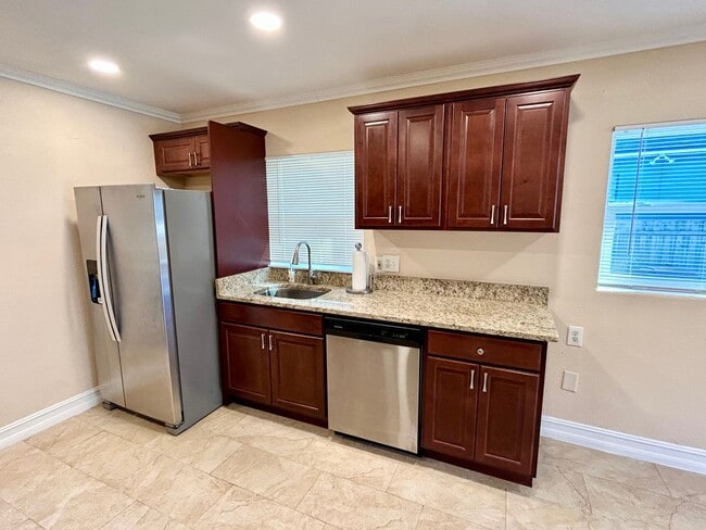 Building Photo - Gorgeous updated 2-bedroom 2-bath home wit...