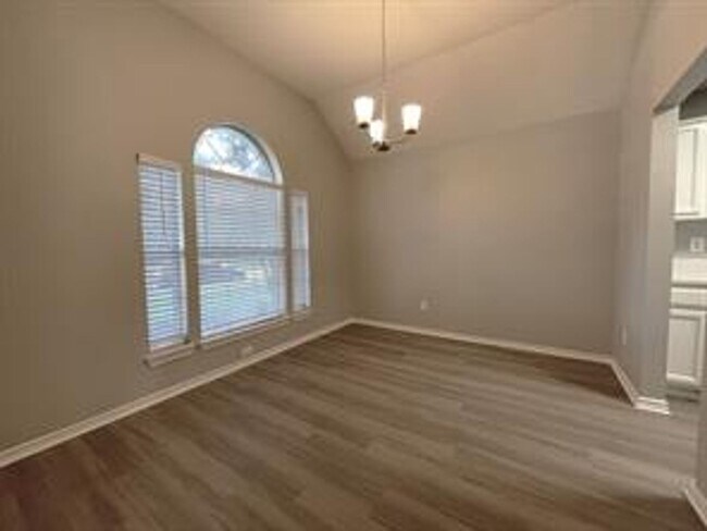 Building Photo - 10910 Red Cedar Dr