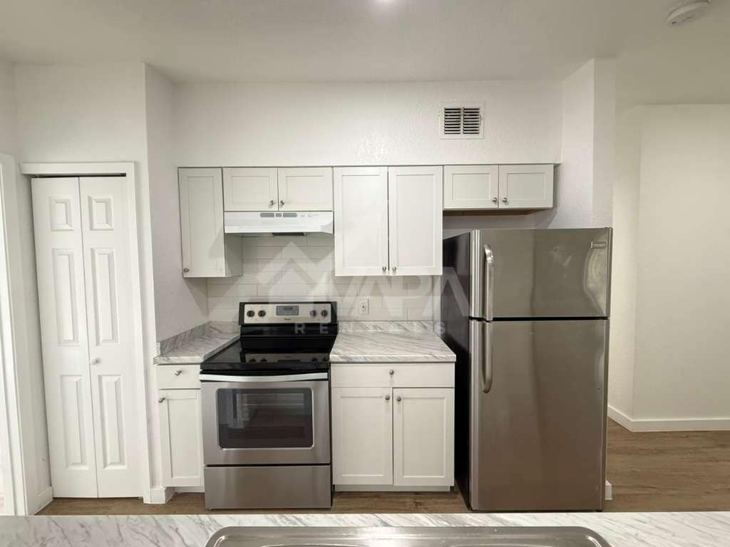 Building Photo - 518 Jamaica Dr