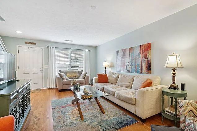 Building Photo - Move-In Ready Townhouse in Prime Location ...