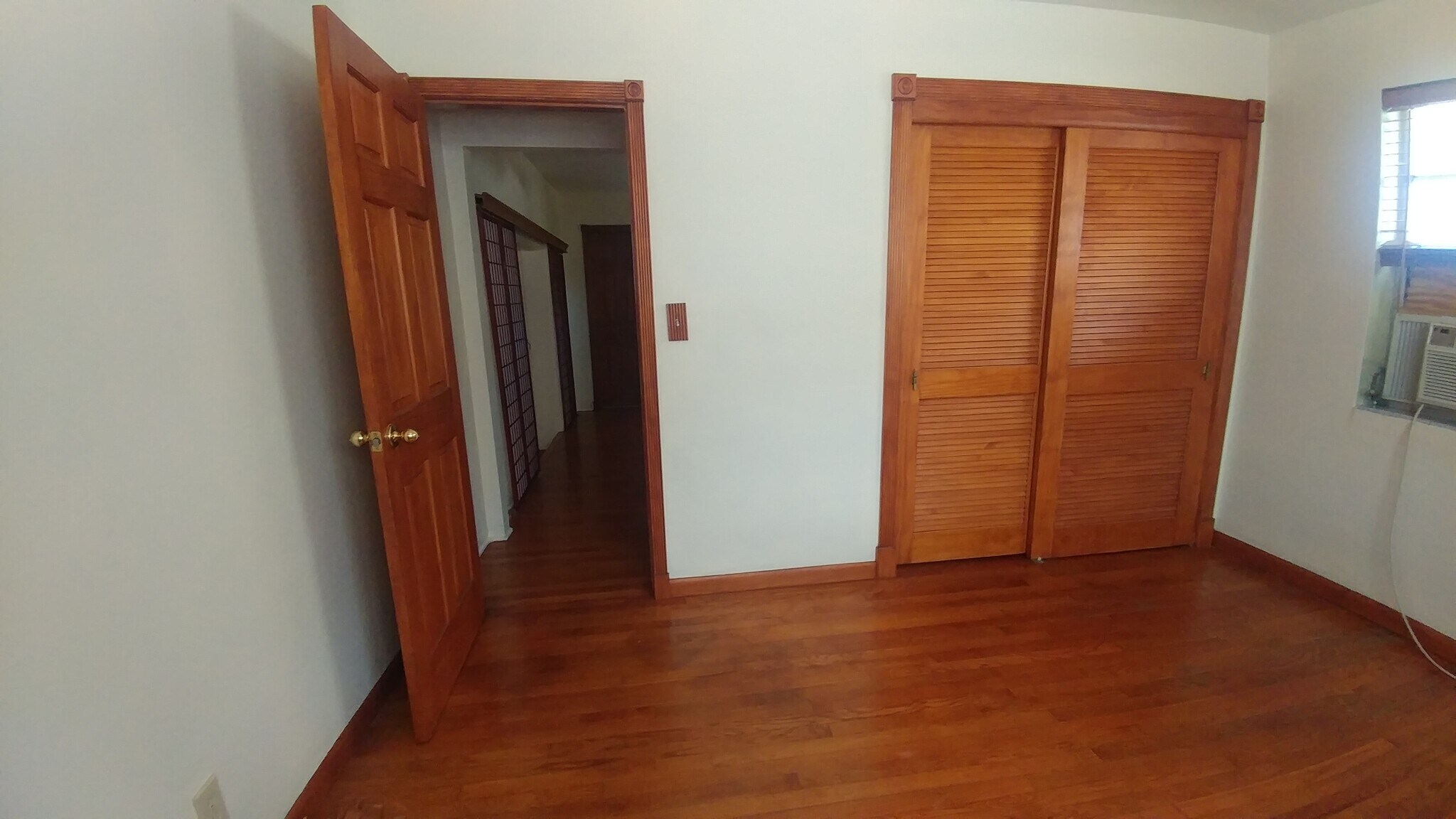 Bedroom w double door closet - 1946 Lincoln St