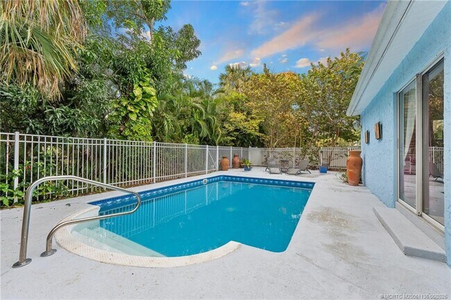 Building Photo - 508 SE Balboa Ave