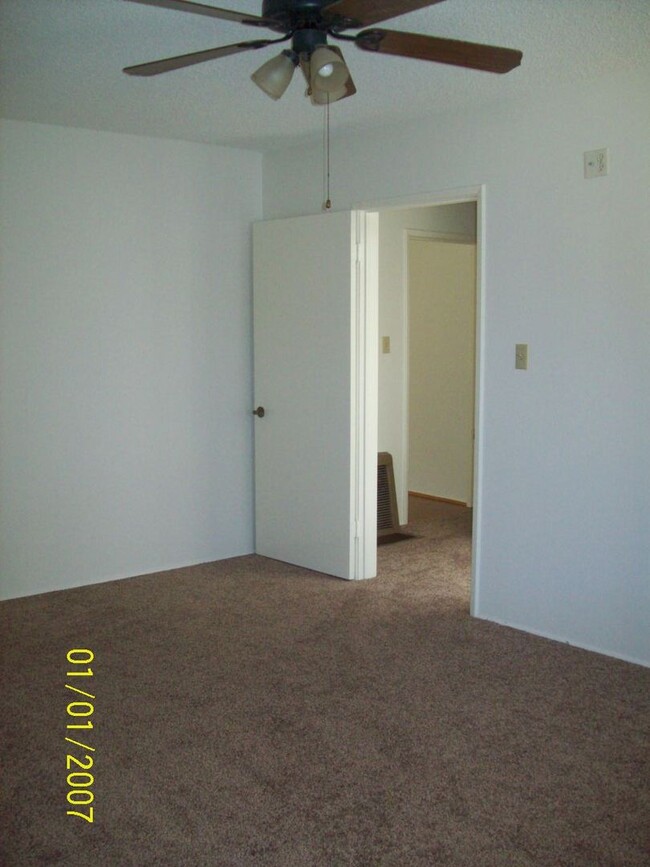 Building Photo - 3 BEDROOM, 1 BATH ON TREE LINED STREET