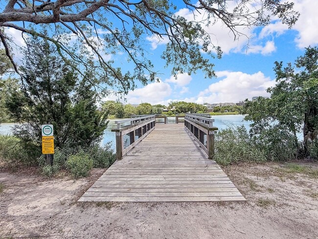 Building Photo - Downtown Charleston Living with Stunning Views