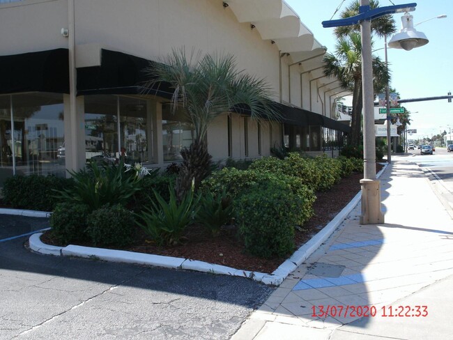 Building Photo - 2202 Montclaire St
