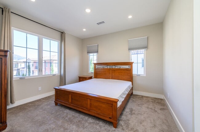 Building Photo - 3bedroom/3 bath/Gated Orchard Hill/Detached House for rent