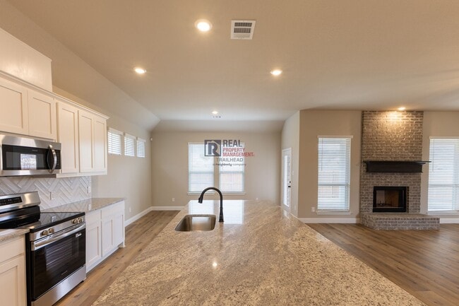 Building Photo - Well-Designed 3 Bed/2 Bath Home with Bonus Office