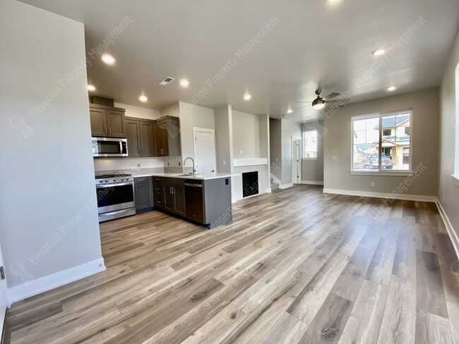 Building Photo - Petrosa Townhouse 3 BR - 2 ½ BA w/ loft
