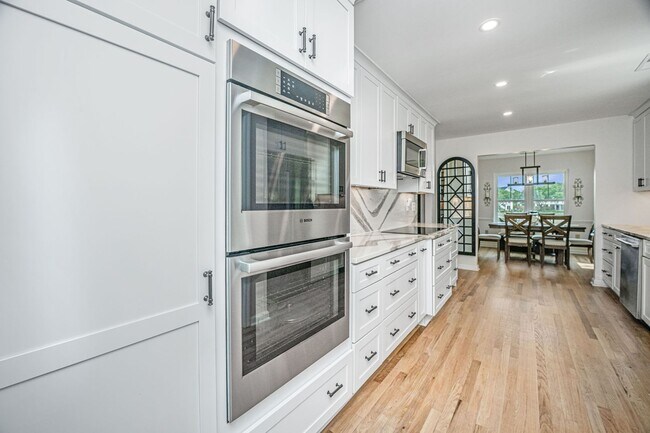 Building Photo - Gorgeous 4 BR/2BA Marshfront Home With Cre...