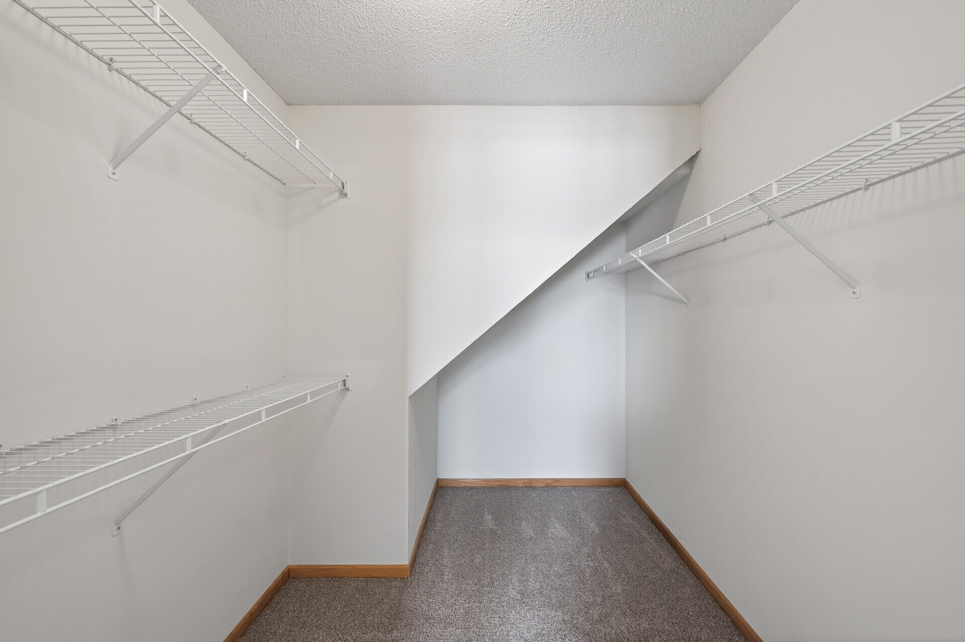 Building Photo - 475 Hickory Ln N