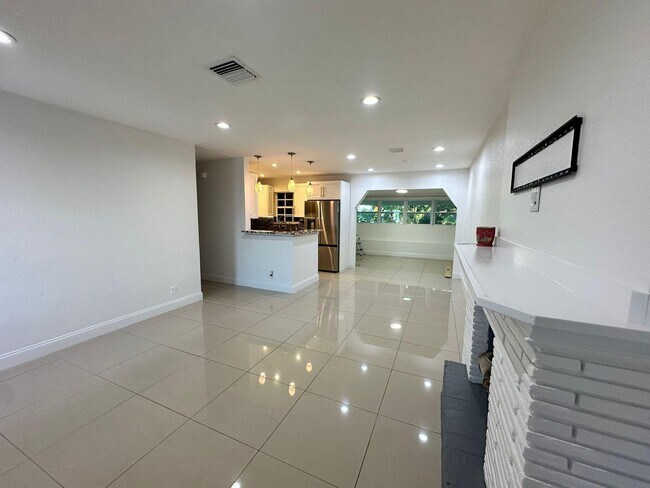 Building Photo - 104 NE 16th Ave