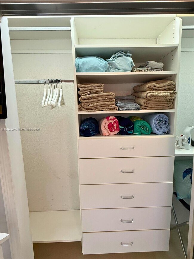 Building Photo - 1705 N Riverside Dr