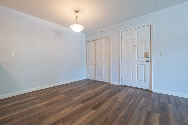 Building Photo - MOVE IN READY 2-bedroom in Virginia Beach!