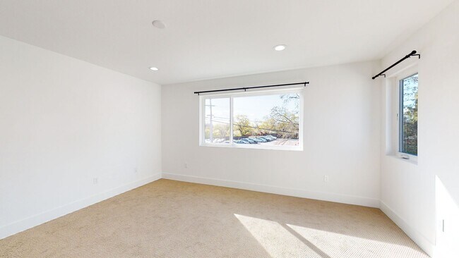 Building Photo - Beautiful Walnut Creek Townhome!