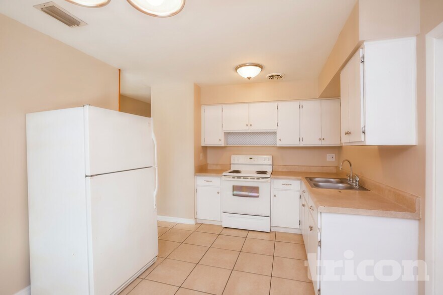 Building Photo - 710 Westbrook Ave