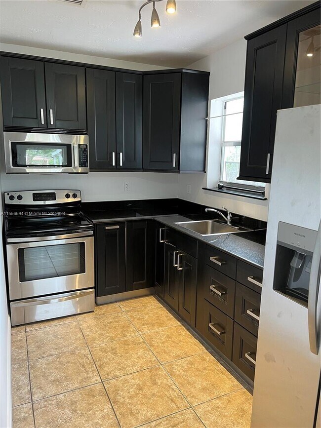 Building Photo - 1540 NE 180th St