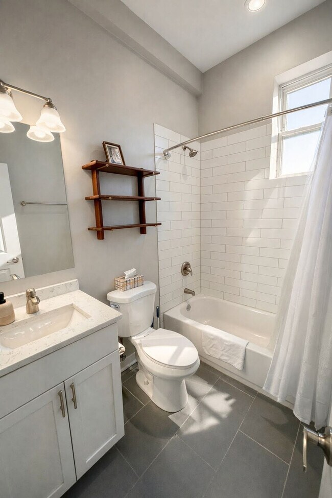 Building Photo - 736 N Throop St