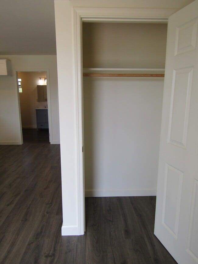 Building Photo - Country Cottage- Water Included!