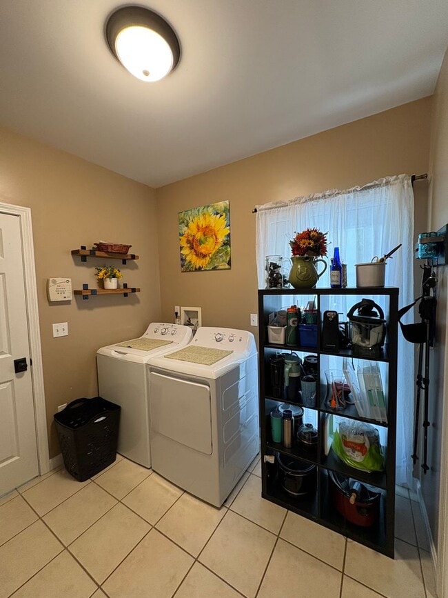 Building Photo - 2 Bed - 1.5 Bath: Single Family in New Lon...