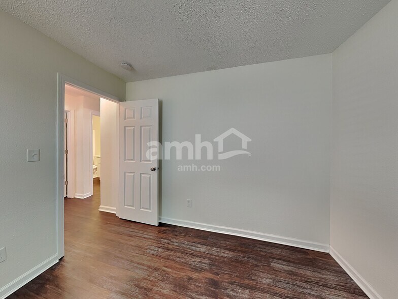 Building Photo - 15425 Dry Creek Rd
