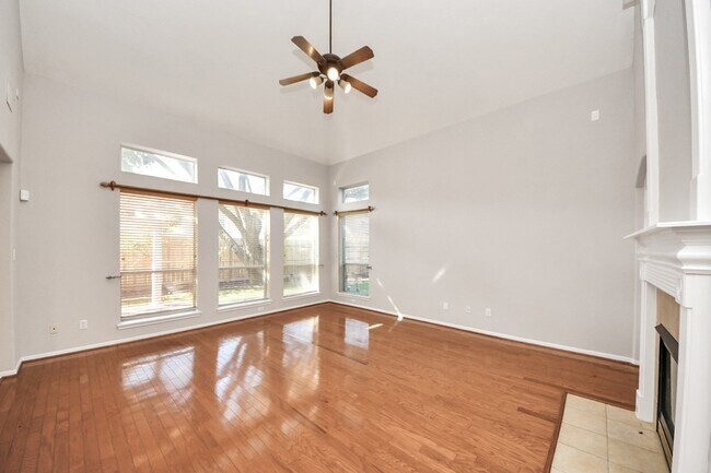 Building Photo - 4422 Roundtree Ln