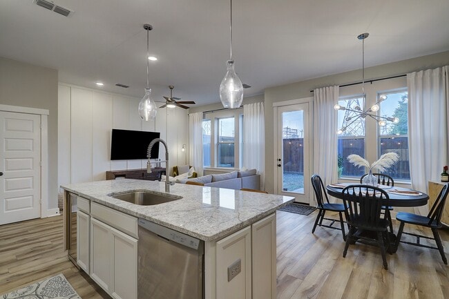 Building Photo - 10934 Brambling Wood Dr