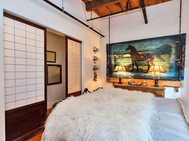 Building Photo - High end stunning condominium located at t...