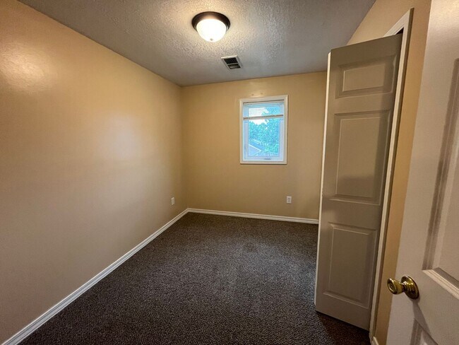 Building Photo - 896 Wescott Square