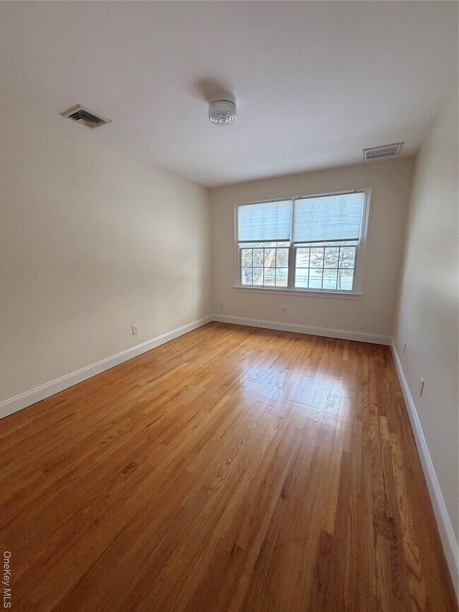 Building Photo - 4 Lloyd Point Dr