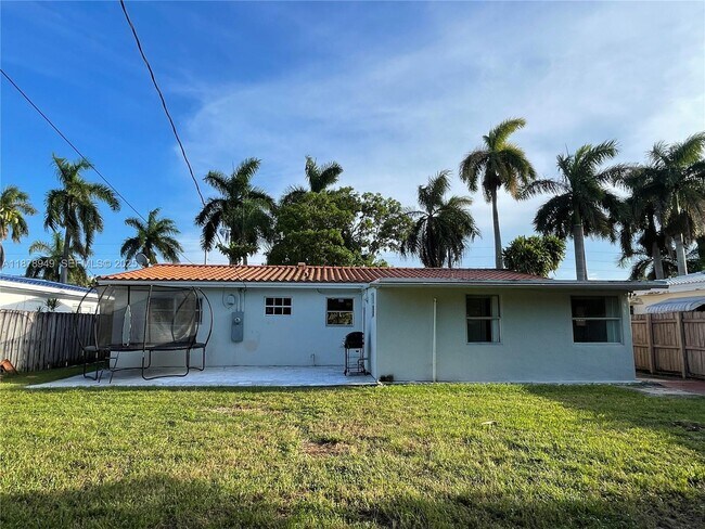 Building Photo - 1107 NE 8th St