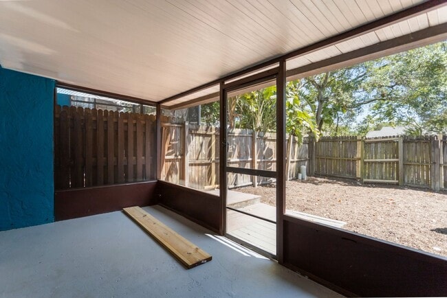 Building Photo - 2bedroom 1.5 Bath Town home ** January Ren...