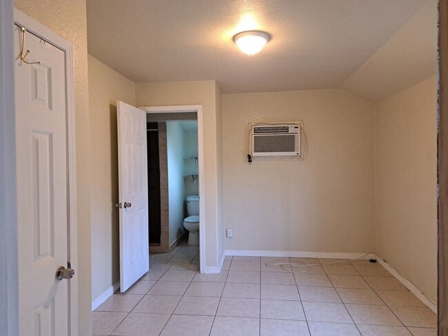 Building Photo - 805 Oildale Dr