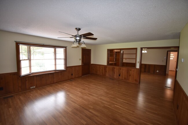 Building Photo - 4 Bedroom and 3 Bath Home- Vander