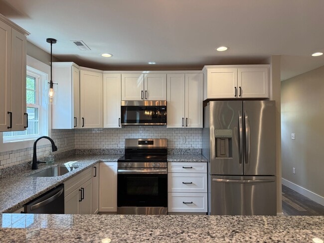 Building Photo - Newer One-Level Home Near Downtown Black Mountain