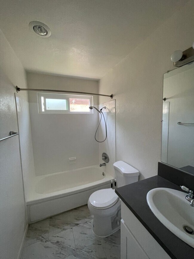 Building Photo - 1 Month Free! Fully Renovated 1-Bedroom Ap...
